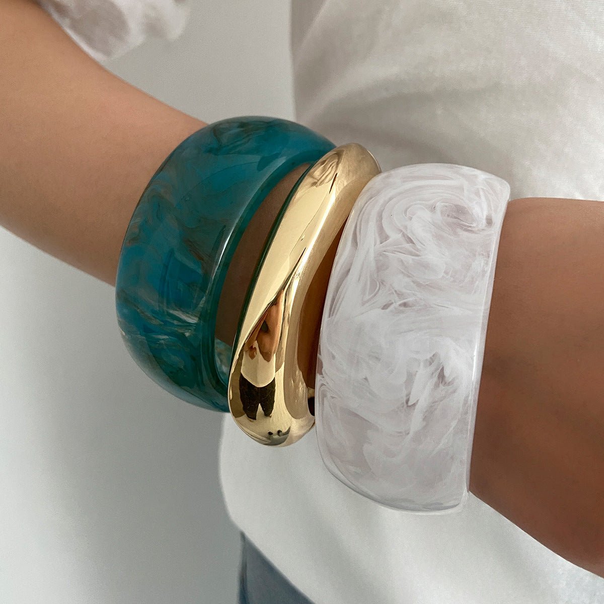 Exaggerated, Translucent Resin - dyed Bracelet - JewelryLuxeUS.Shop